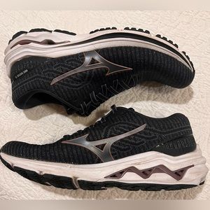 Mizuno Wave Inspire runners Size 8